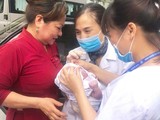 Bé gái chào đời khỏe mạnh trong sự vui mừng của nhân viên y tế tại CDC Hà Nội. Ảnh: Thu Nguyệt