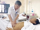 BS. Đỗ Tuấn Anh thăm khám cho bệnh nhân sỏi mật sau phẫu thuật (Ảnh: Bệnh viện Hữu nghị Việt Đức)