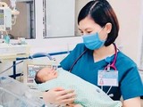 Bác sĩ chăm sóc cho bé sơ sinh 3 ngày tuổi bị bỏ rơi ở hố ga. Ảnh: Bệnh viện Đa khoa Xanh Pôn.