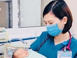 Bác sĩ chăm sóc cho bé sơ sinh 3 ngày tuổi bị bỏ rơi ở hố ga. (Ảnh: Bệnh viện Đa khoa Xanh Pôn)