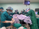 Bác sĩ phẫu thuật tách rời cặp song sinh dính liền (Ảnh: Bệnh viện Nhi đồng Thành phố - TP. Hồ Chí Minh)