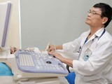 Bác sĩ khám bệnh cho bệnh nhân viêm gan (Ảnh: Bệnh viện Đa khoa Quốc tế Thu Cúc)