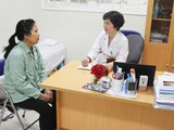 Bác sĩ khám bệnh cho bệnh nhân tại Bệnh viện Hữu Nghị (Ảnh: Hương Thủy)