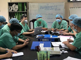 Các bác sĩ của Bệnh viện Đại học Y Hà Nội cùng Bệnh viện Bệnh Nhiệt đới Trung ương hội chẩn ca bệnh nặng tại Bệnh viện Trung ương Huế (Ảnh: Vũ Mạnh Cường)