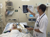 PGS.TS Đỗ Duy Cường thăm khám cho bệnh nhân tại Trung tâm Bệnh Nhiệt đới, Bệnh viện Bạch Mai (Ảnh: Mai Thanh)