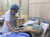 Bác sĩ khám bệnh cho bệnh nhân tại Bệnh viện Hữu Nghị (Ảnh: Bệnh viện Hữu Nghị)