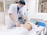 Bác sĩ chăm sóc cho ông H. sau ca mổ lấy chiếc tăm tre đâm thủng ruột non (Ảnh: Bệnh viện Hữu nghị Việt Đức)