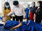 Quyền Bộ trưởng Bộ Y tế Nguyễn Thanh Long thăm hỏi người bệnh tại Bệnh viện Đa khoa tỉnh Sơn La. (Ảnh: BYT)