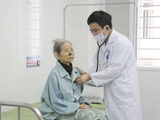 Bác sĩ kiểm tra sức khỏe cho cụ bà 103 tuổi bị nhồi máu cơ tim (Ảnh: BVCC)