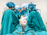 Các bác sĩ phẫu thuật cứu sống bé gái bị rối loạn nhịp tim ngay sau khi chào đời (Ảnh: BVCC)