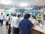 Người dân xếp hàng mua thuốc tại bệnh viện (Ảnh - Minh Thuý)