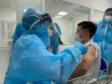 Nhân viên y tế được tiêm vaccine phòng COVID-19 (Ảnh - Tuấn Dũng)