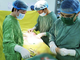 Các bác sĩ phẫu thuật loại bỏ silicon cho bệnh nhân (Ảnh - BVCC)