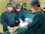 Các bác sĩ phẫu thuật cắt bỏ khối u cho bệnh nhân (Ảnh - BVCC)