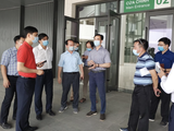 GS.TS. Nguyễn Quang Tuấn - Giám đốc Bệnh viện Bạch Mai- kiểm tra công tác chuẩn bị điều trị cho bệnh nhân COVID-19 ở Bệnh viện Bạch Mai cơ sở 2 (Ảnh - BVCC)