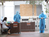 Nhân viên y tế lấy mẫu xét nghiệm COVID-19 cho công nhân ở Bắc Giang (Ảnh - BYT)