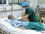 Nhân viên y tế chăm sóc cho bệnh nhân mắc COVID-19 ở Bệnh viện Bệnh Nhiệt đới Trung ương (Ảnh - Minh Thuý)