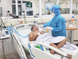 Bác sĩ ở Khoa Cấp cứu, Bệnh viện Bệnh Nhiệt đới Tảung ương chăm sóc cho bệnh nhân mắc COVID-19 nặng (Ảnh - Đặng Thanh)