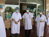 PGS.TS. Lương Ngọc Khuê chỉ đạo tại buổi kiểm tra công tác bầu cử ở Bệnh viện Bệnh Nhiệt đới Trung ương (Ảnh - Đặng Thanh)