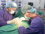 Các bác sĩ phẫu thuật cho thiếu niên 12 tuôie bị hoại tử tinh hoàn trái (Ảnh - BVCC)