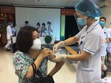 Nhân viên y tế tiêm vaccine phòng COVID-19 cho người dân (Ảnh - BYT)