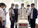 Thứ trưởng Bộ Y tế Nguyễn Trường Sơn kiểm tra đột xuất tiến độ hoàn thiện của Trung tâm hồi sức tích cực (Ảnh - Ngọc Mai)