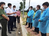 Thứ trưởng Bộ Y tế Đỗ Xuân Tuyên trao đổi với lãnh đạo phường Khắc Niệm về thực hiện công tác phong tỏa trên địa bàn (Ảnh - Anh Tuấn)