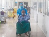 Bệnh nhân mắc COVID-19 nặng thứ 11 ở Bệnh viện Bệnh Nhiệt đới Trung ương khỏi bệnh và được xuất viện (Ảnh - Đặng Thanh)