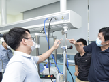 Máy oxy dòng cao BKVM-HF1 được thử nghiệm tại phòng thử nghiệm của VMED Group (Ảnh - VMED)