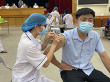 Nhân viên y tế tiêm vaccine phòng COVID-19 cho người dân ở Trường Đại học Bách Khoa (Ảnh - TTYTHBT)