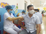 Nhân viên y tế tiêm vaccine phòng COVID-19 cho người dân (Ảnh - SYT HN)