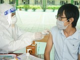 Nhân viên y tế tiêm vaccine phòng COVID-19 cho nguòi dân (Ảnh - BYT)