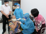Thứ trưởng Bộ Y tế Đỗ Xuân Tuyên kiểm tra việc tiêm vaccie COVID-19 cho người dân (Ảnh - Trần Minh)