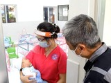 Thứ trưởng Nguyễn Trường Sơn cùng Đoàn công tác của Bộ Y tế đến thăm các bé tại Trung tâm H.O.P.E (Ảnh - BYT)