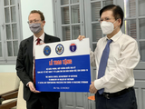 Thứ trưởng Bộ Y tế Trương Quốc Cường tiếp nhận tủ lạnh âm sâu của Hoa Kỳ tặng Việt Nam để lưu trữ vaccine COVID-19 (Ảnh - ĐSQHK)