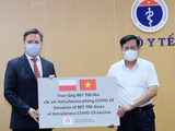 Thứ trưởng Bộ Y tế Đỗ Xuân Tuyên nhận hơn 800.000 liều vaccine COVID-19 AstraZeneca do Ba Lan hỗ trợ (Ảnh - Trần Minh)