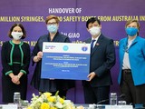 Bộ trưởng Bộ Y tế nhận 1.910 tủ lạnh bảo quản vaccine do Chính phủ Australia và UNICEF hỗ trợ (Ảnh - BYT)