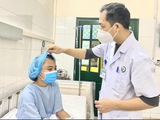 Bác sĩ khám cho bệnh nhân sau phậu thuật (Ảnh - BVCC)
