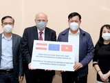 Thứ trưởng Bộ Y tế Đỗ Xuân Tuyên nhận thêm 500.000 liều vaccine COVID-19 AstraZeneca do Chính phủ Áo trao tặng (Ảnh - Trần Minh)