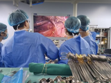 Các bác sĩ thực hiện thành công kĩ thuật phẫu thuật nội soi lấy mảnh ghép gan phải từ người hiến sống để ghép gan cho bệnh nhân (Ảnh - BVCC)