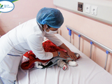 Trẻ bị bỏng nặng ở phần chân khi xông phòng COVID (Ảnh - BVCC)
