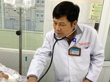 BS.CK2. Hoàng Ngọc Ánh - Phó trưởng khoa Hồi sức tích cực chống độc (BV Thống Nhất TP.HCM) đang khám cho bệnh nhân. Ảnh: BVCC