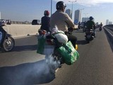 Khí thải từ xe máy là một trong những nguyên nhân gây ô nhiễm không khí. Ảnh: Thanh Niên