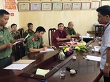 Cơ quan an ninh đọc lệnh bắt ông Nguyễn Thanh Hoài. Ảnh: Zing