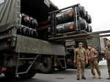 Tổng thống Mỹ sẽ ký dự luật cho phép Ukraine mượn vũ khí (Ảnh: RT)