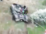 Ukraine đăng tải video UAV tự sát tấn công xe tăng Nga (Ảnh: The Drive)