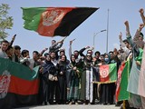 NHững người biểu tình chống Taliban ở Jalalabad mang quốc kỳ của chính quyền vừa bị lật đổ (Ảnh: Ifeng).