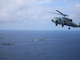 Các tàu chiến và trực thăng của Hải quân Australia hoạt động thực hiện tự do hàng hải trên Biển Đông hồi tháng 5/2021 (Ảnh: Financial Review).