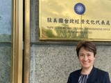 Bà Tiêu Mỹ Cầm, Trưởng Đại diện Văn phòng Kinh tế và văn hóa Đài Bắc tại Mỹ trước tấm biển tại trụ sở (Ảnh: CNA).
