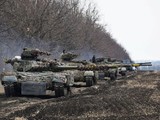 Xe tăng của quân đội Ukraine bố trí ở gần biên giới với Nga (Ảnh: Reuters).